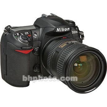 Nikon Kit de C�mera Digital SLR D200 com Lente 18-200mm VR II