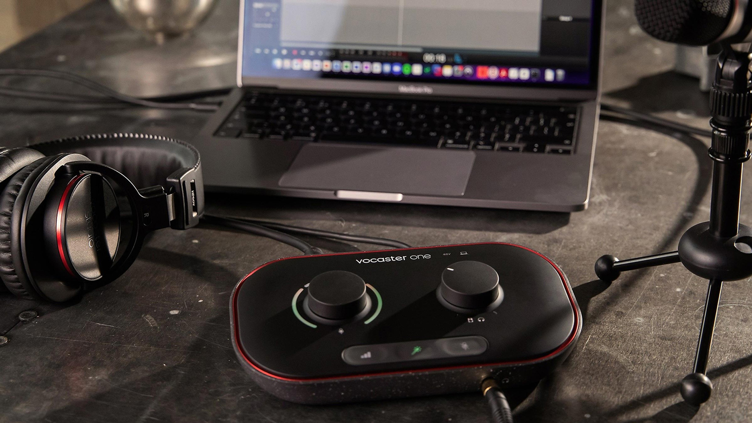 Focusrite Vocaster One USB-C Audio Interface with One-Person Podcasting Kit Focusrite Vocaster One USB-C Audio Interface with One-Person Podcasting Kit