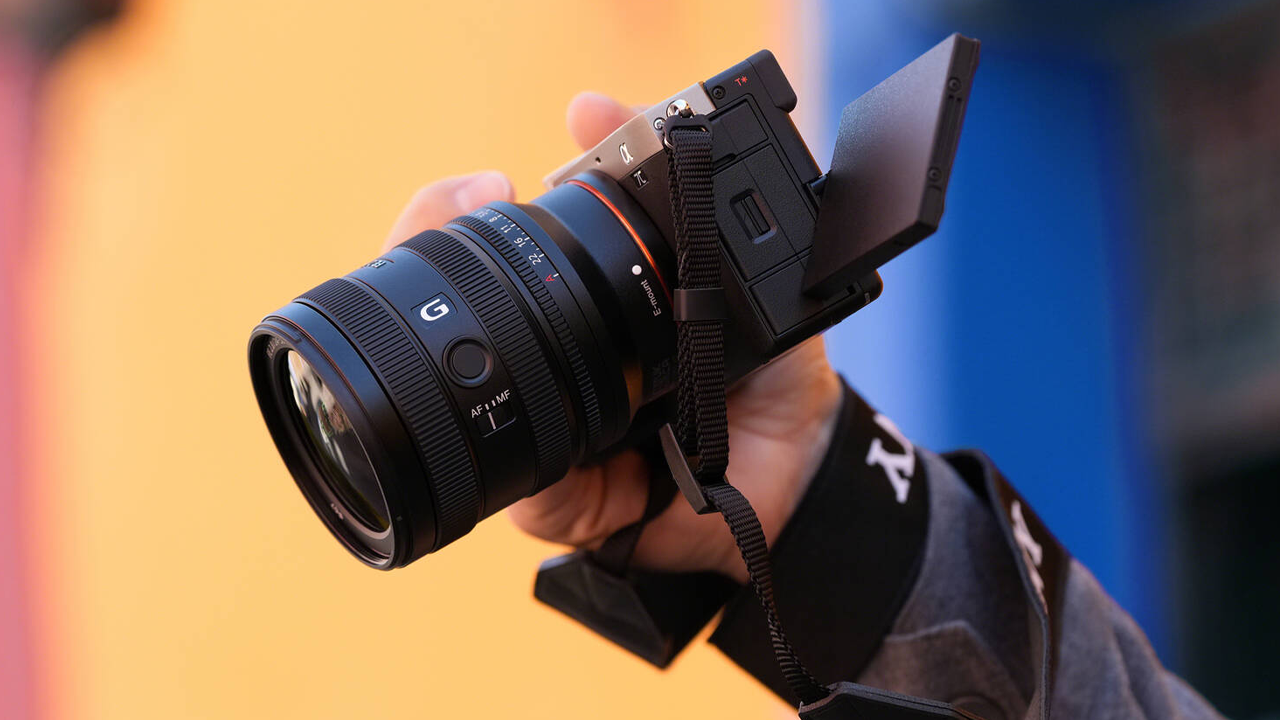 Sony FE 24-50mm f/2.8 G Lens Sony FE 24-50mm f/2.8 G Lens