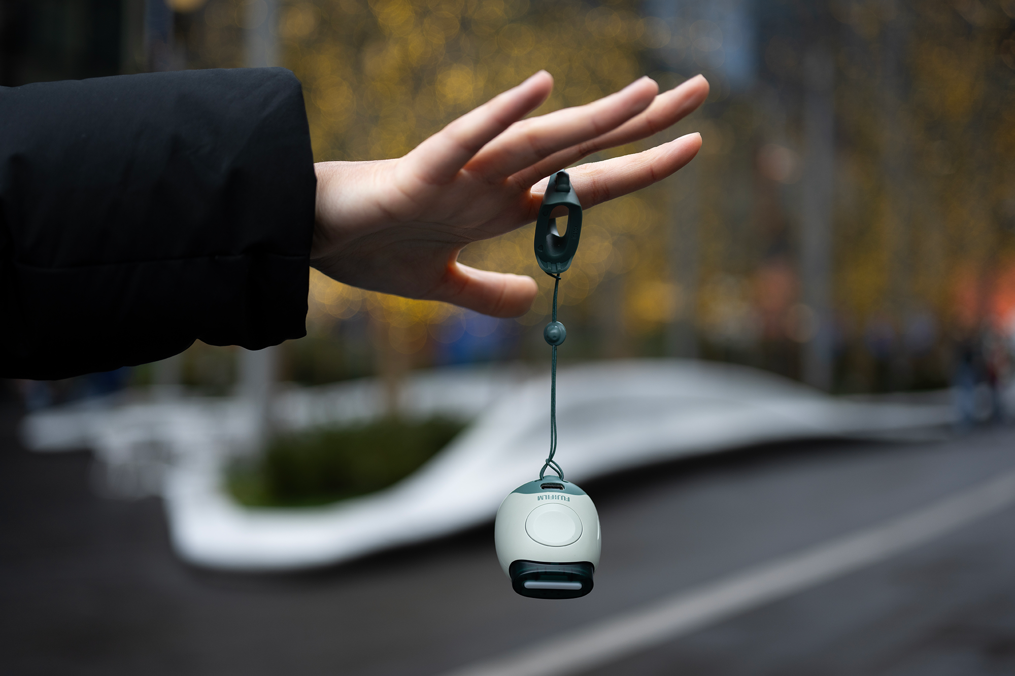The INSTAX Pal viewfinder can also be worn on your finger to prevent accidental drops.