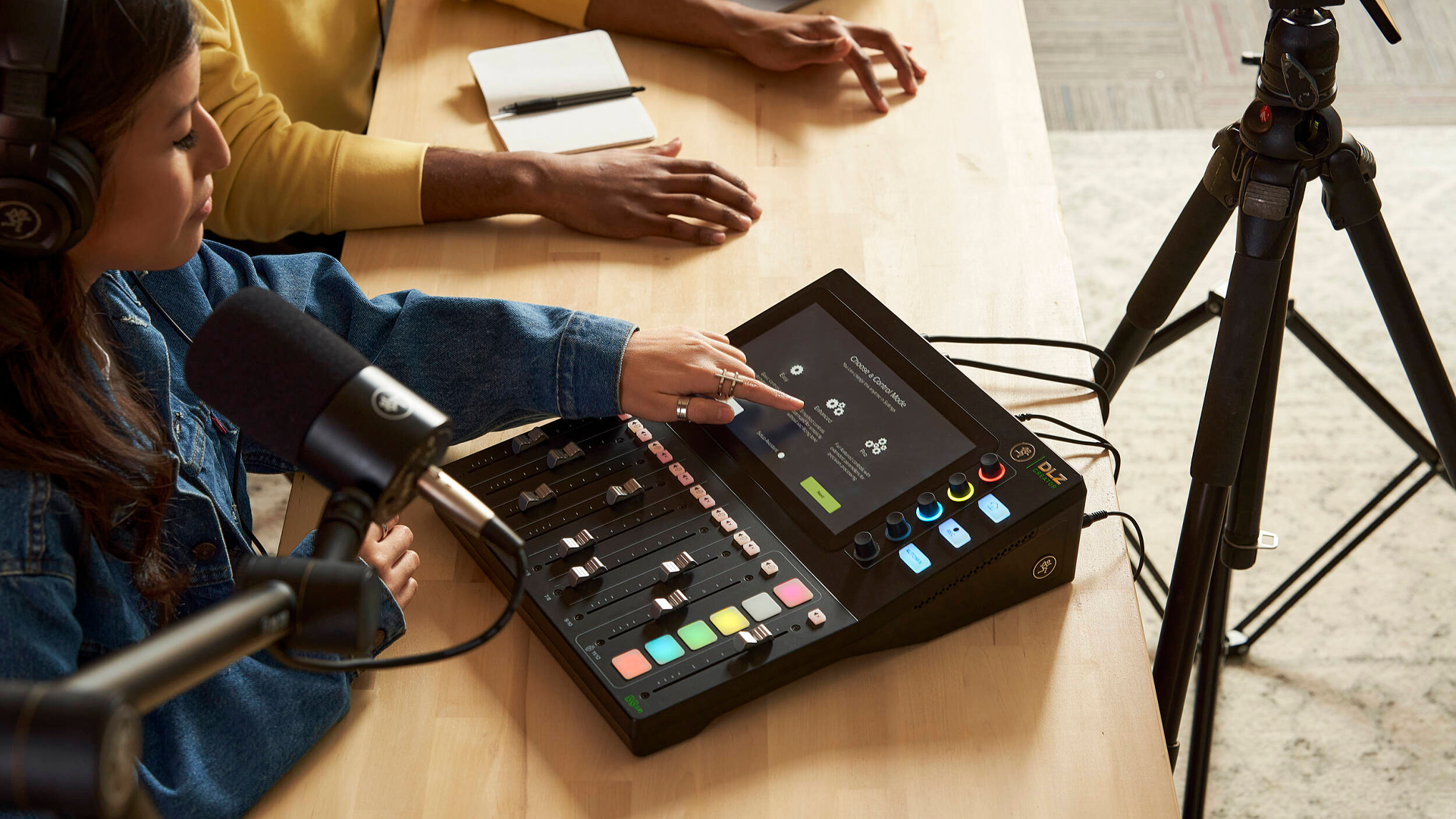 Mackie DLZ Creator Adaptive Digital Mixer with Mix Agent Technology Mackie DLZ Creator Adaptive Digital Mixer with Mix Agent Technology
