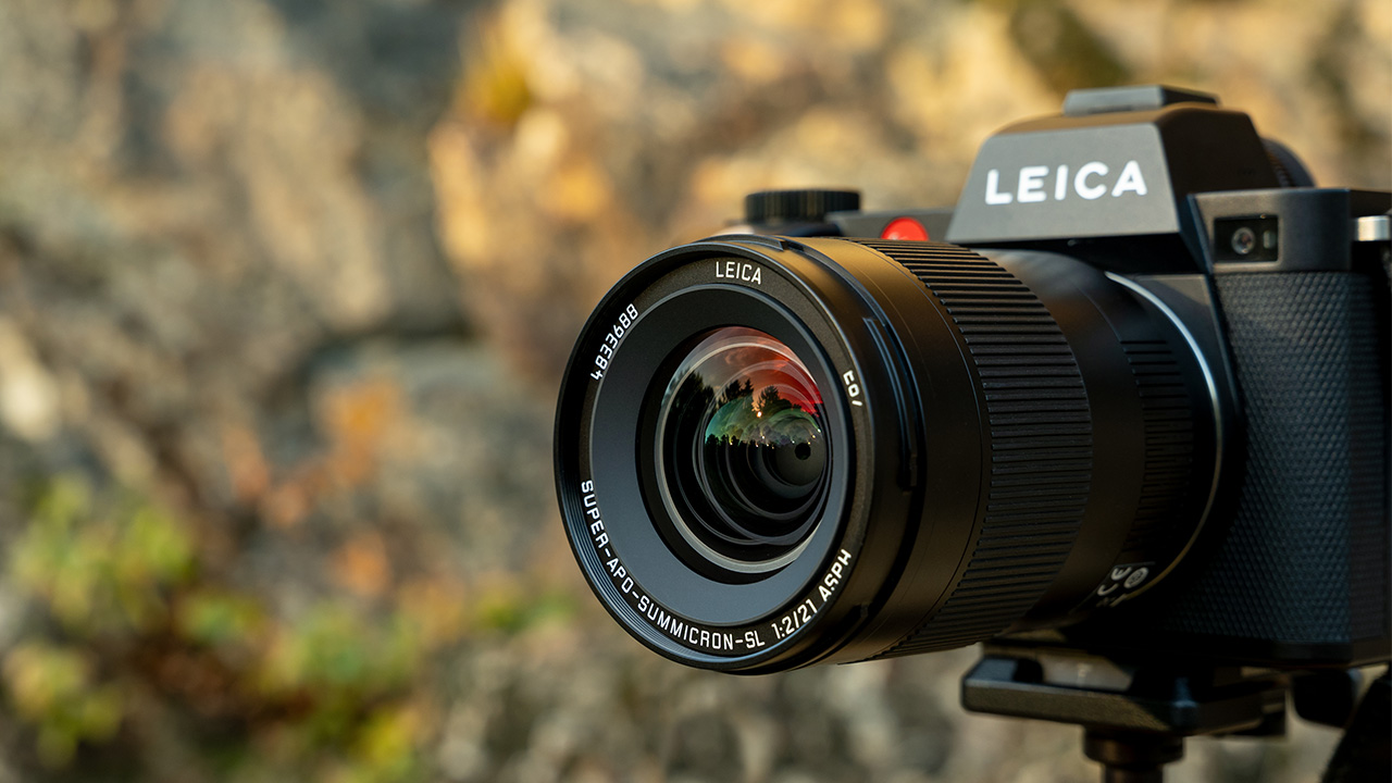 The Leica Super-APO-Summicron-SL 21mm f/2 ASPH. Lens is the world’s first 21mm prime to feature an apochromatic design for eliminating chromatic aberration and helping ensure outstanding sharpness across the frame.