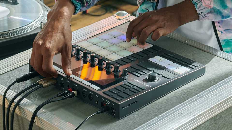 Native Instruments MASCHINE+ Standalone Production and Performance Instrument Native Instruments MASCHINE+ Standalone Production and Performance Instrument