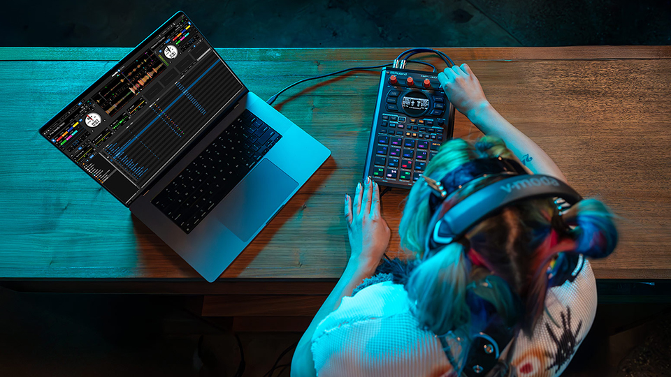 Roland SP 404MKII Creative Sampler and Effector Roland SP 404MKII Creative Sampler and Effector