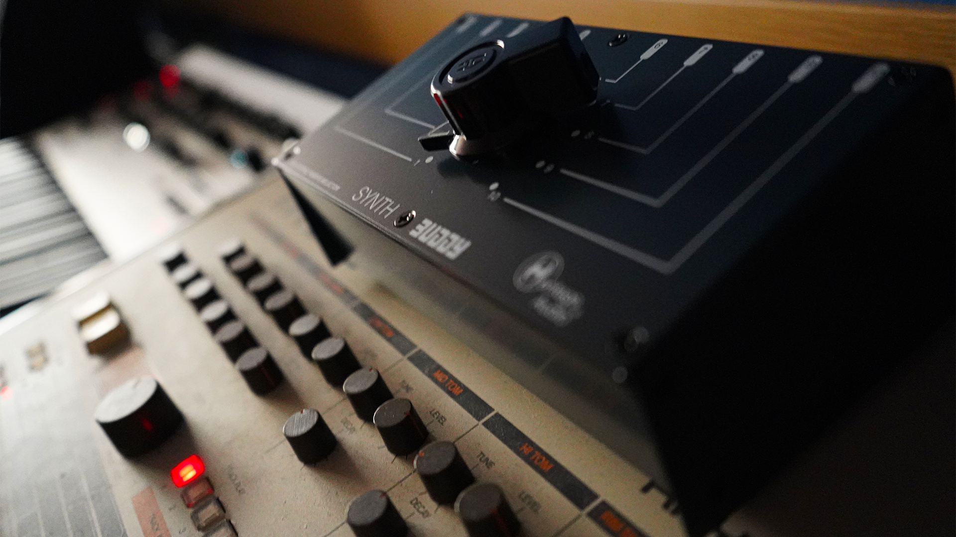 Heritage Audio SYNTH BUDDY Passive 10-to-1 Stereo Passive Desktop Switch Heritage Audio SYNTH BUDDY Passive 10-to-1 Stereo Passive Desktop Switch