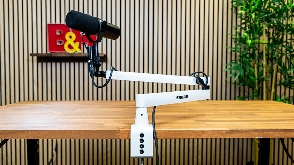 Shure by Gator Boom Arm Microphone Stand hides any unsightly or cluttered cabling Shure by Gator Boom Arm Microphone Stand hides any unsightly or cluttered cabling