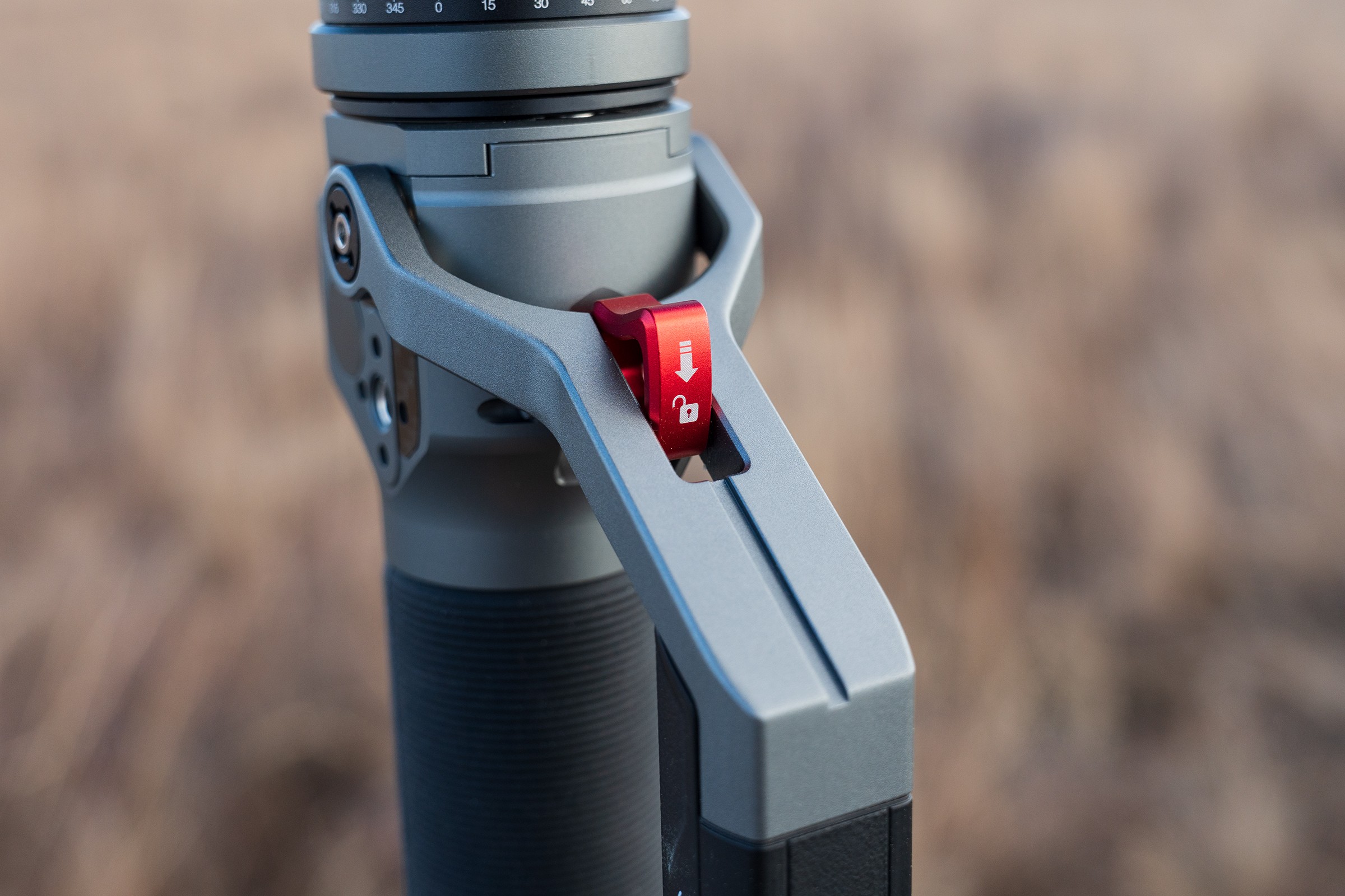 To extend and collapse the monopod, simply grab the handle, press the red lock down, and pull the handle back and upwards.