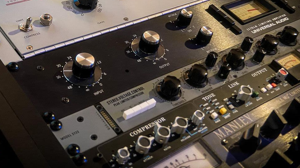 API AUDIO 2500+ Stereo Bus Compressor API AUDIO 2500+ Stereo Bus Compressor