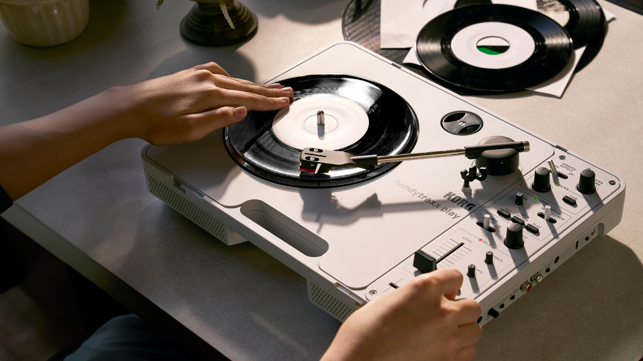 Korg handytraxx play Portable Record Player with DJ-Ready Features Korg handytraxx play Portable Record Player with DJ-Ready Features